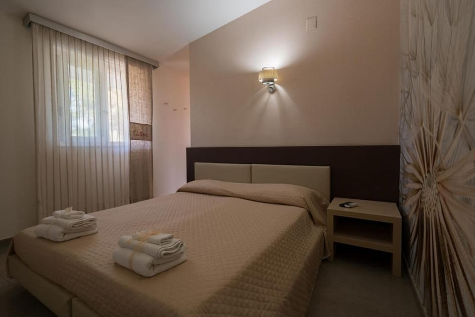 Bed, Day, Photo of the whole room, Bedroom