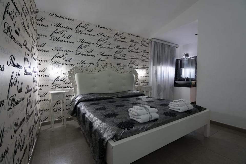 Bed, Photo of the whole room, Decorative detail, Bedroom