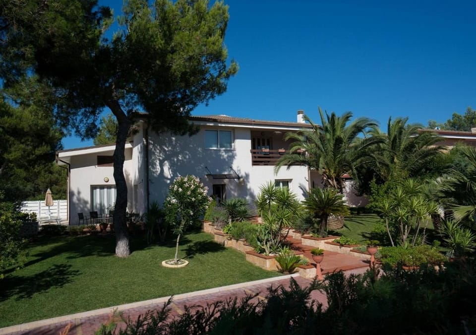 Facade/entrance, Day, Garden