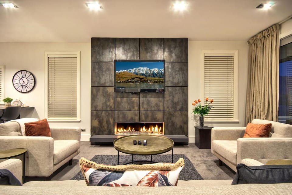 Q by the Lake Stunning Views and walk to town House in Queenstown