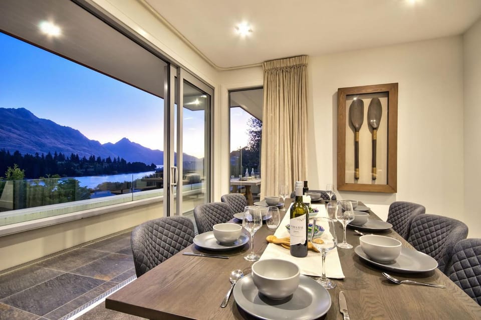 Q by the Lake Stunning Views and walk to town House in Queenstown