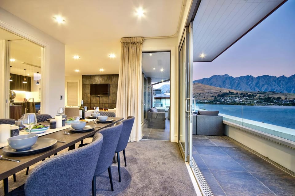 Q by the Lake Stunning Views and walk to town House in Queenstown
