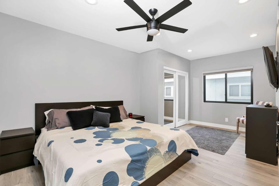 308 35th Street, Unit A (Lower) House in Balboa Peninsula