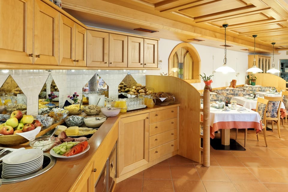 Restaurant/places to eat, Buffet breakfast