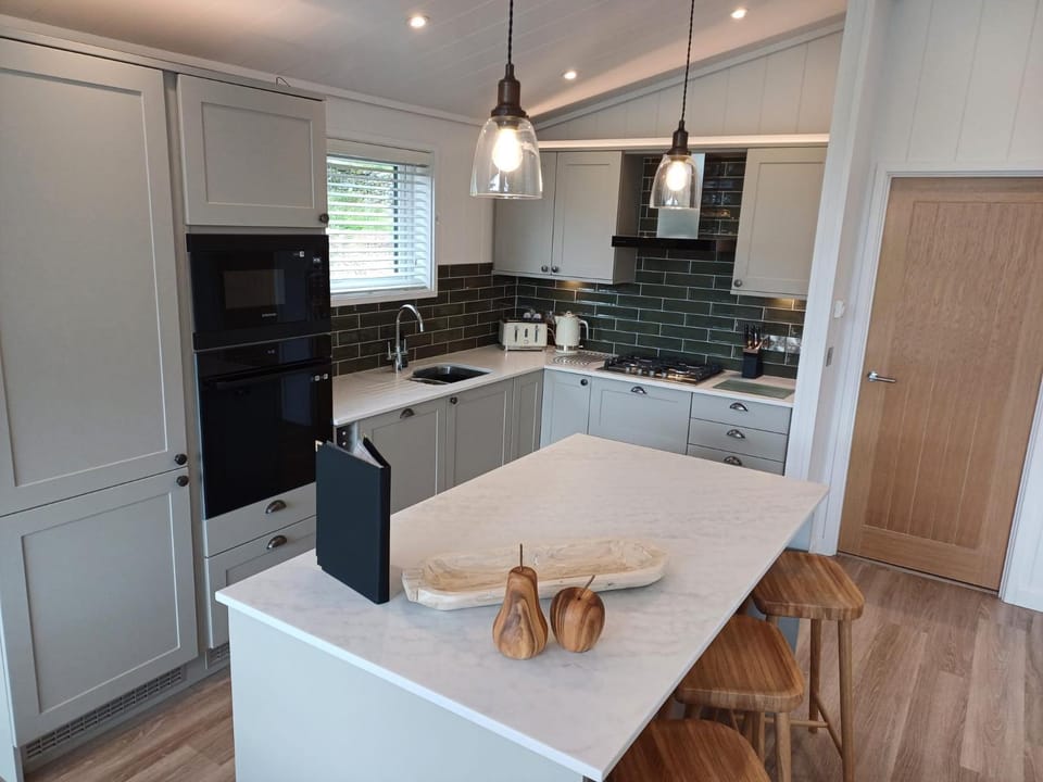 Kitchen or kitchenette, Seating area, stove