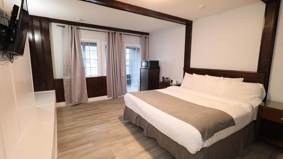 Algonquin Lakeside Resort Inn in Lake of Bays