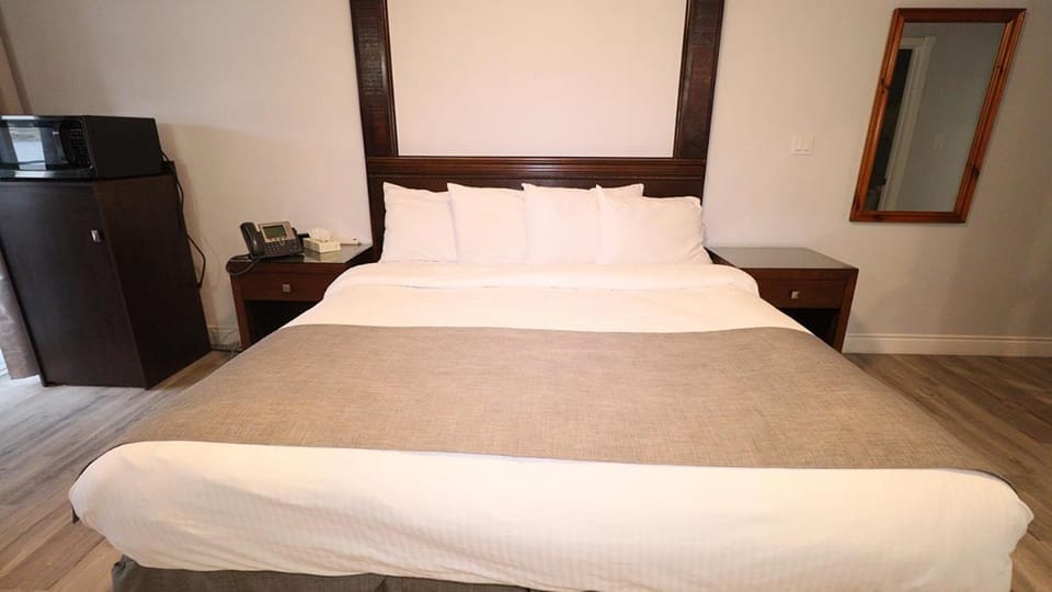 Algonquin Lakeside Resort Inn in Lake of Bays