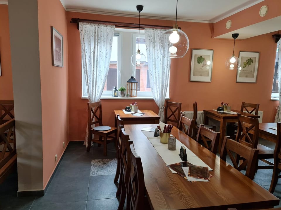 Restaurant/places to eat, Banquet/Function facilities, Seating area, Dining area