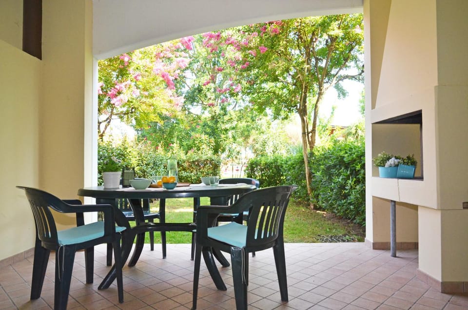 Patio, Day, Garden, Dining area, Garden view, flat iron