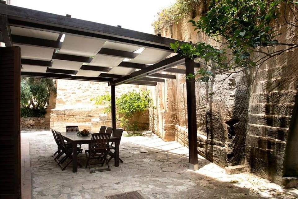 Patio, Day, Garden, Dining area