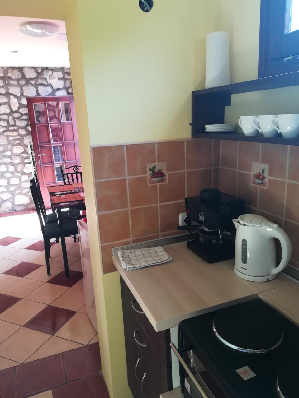 Coffee/tea facilities, Kitchen or kitchenette, stove