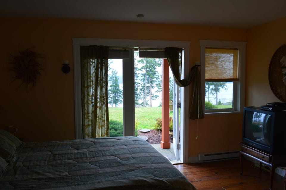 Bed, Garden view, Sea view