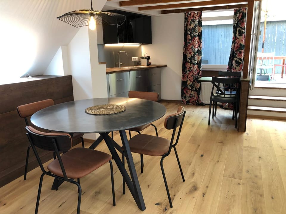 Kitchen or kitchenette, Seating area, Dining area