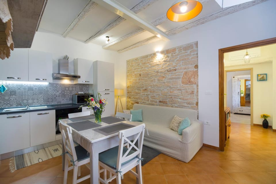 Kitchen or kitchenette, Seating area, Dining area
