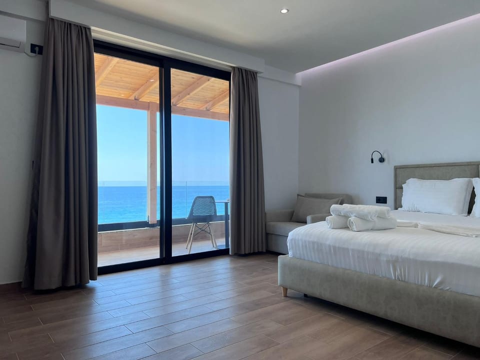 Photo of the whole room, Bedroom, Sea view
