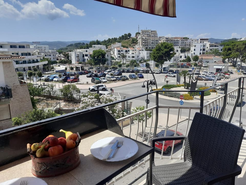 Property building, Neighbourhood, View (from property/room), Balcony/Terrace, City view, Street view, Parking