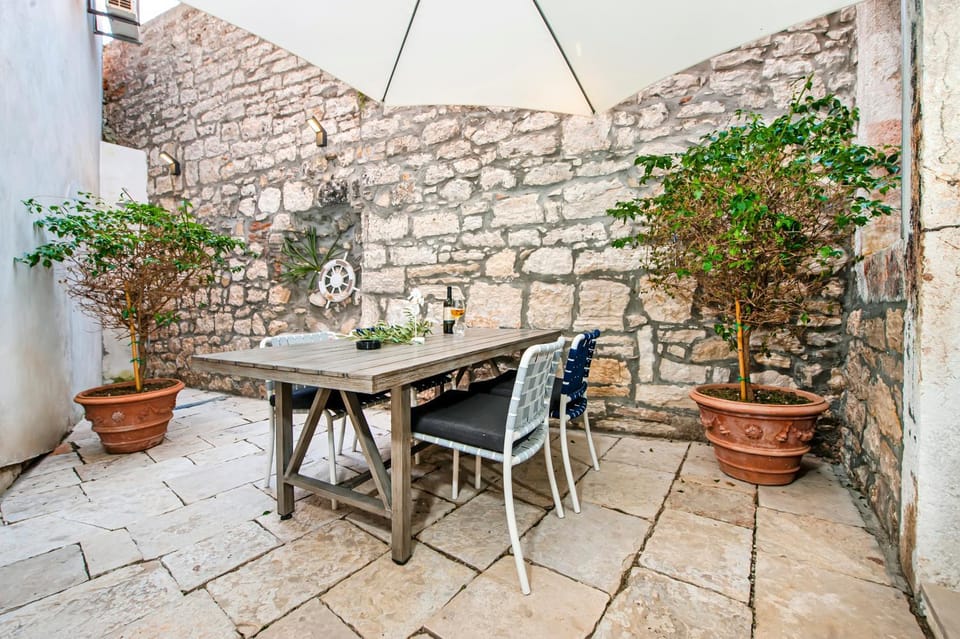 Property building, Balcony/Terrace, Seating area