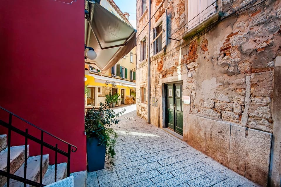 Property building, Restaurant/places to eat, Facade/entrance, Neighbourhood