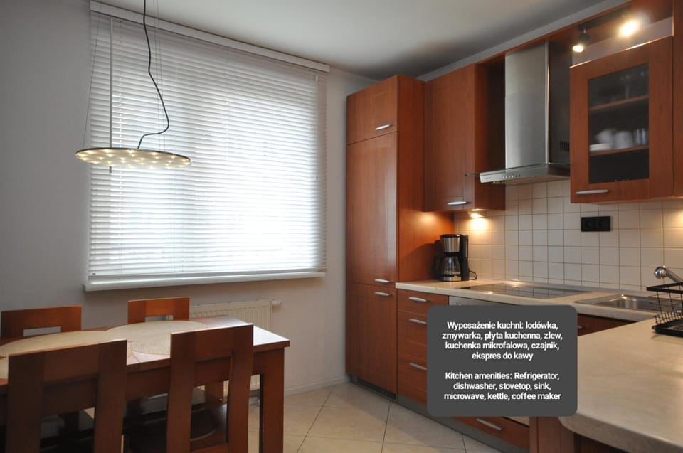 Coffee/tea facilities, Kitchen or kitchenette, Dining area, dishwasher, stove