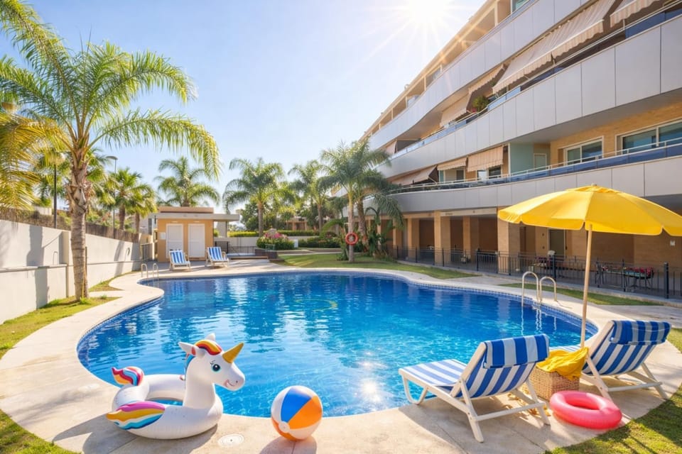 Hill apartment with terrace, parking, pool & paddle court Apartment in Torremolinos