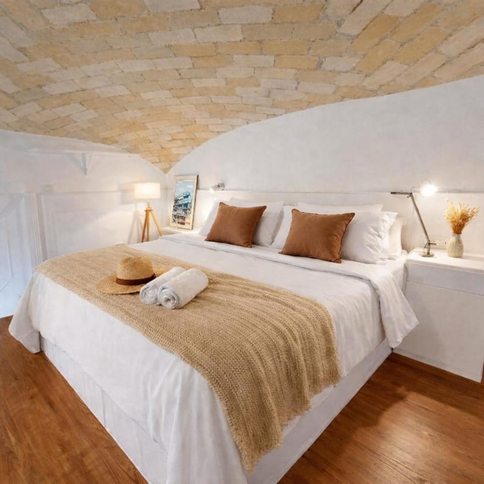 Bed, Bedroom, towels