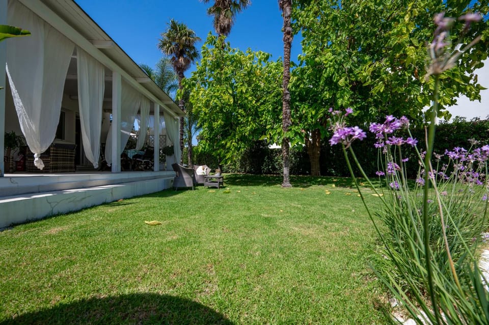 Property building, Day, Natural landscape, Garden, Garden view