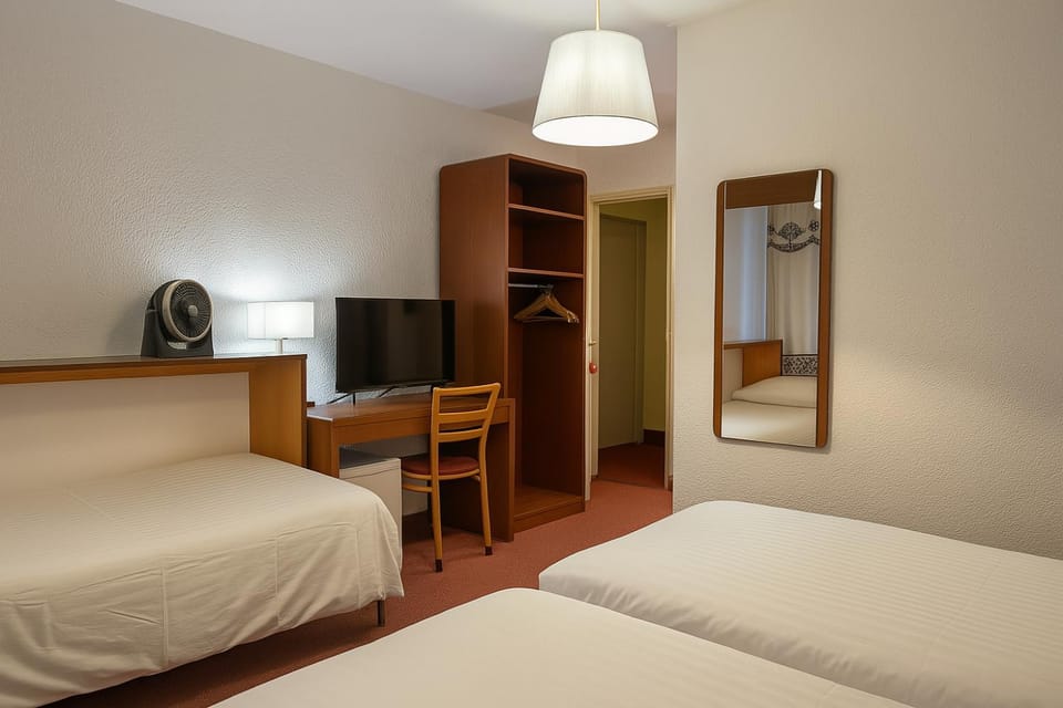 Bed, TV and multimedia, Bedroom, wardrobe