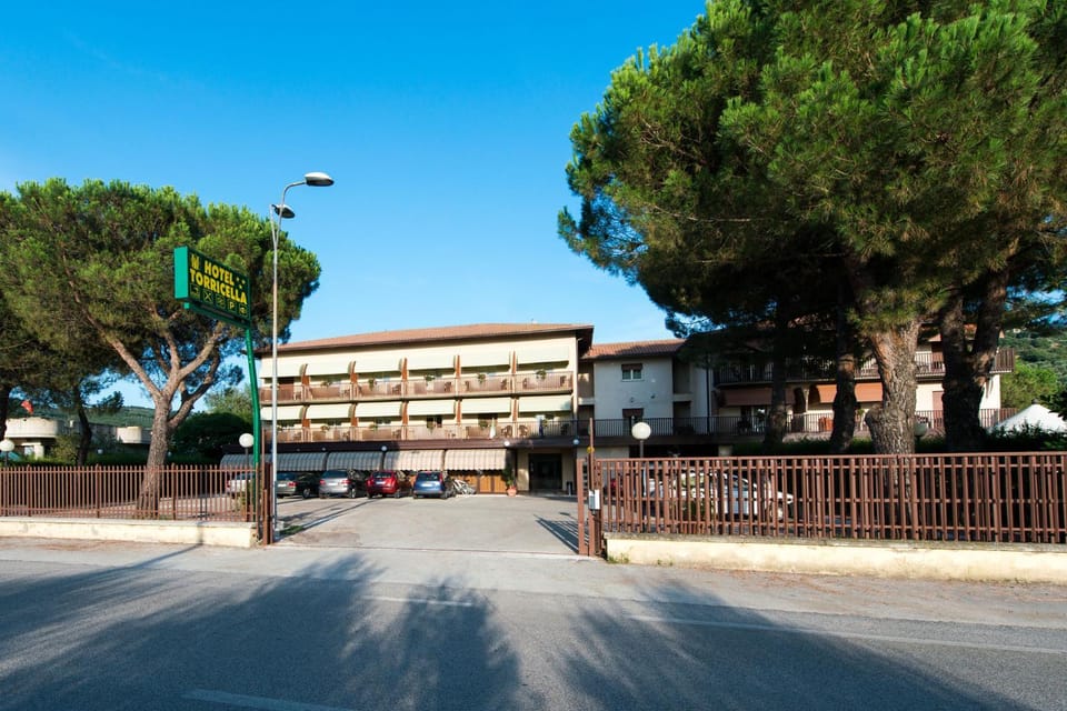 Property building, Facade/entrance, Property logo or sign, Balcony/Terrace