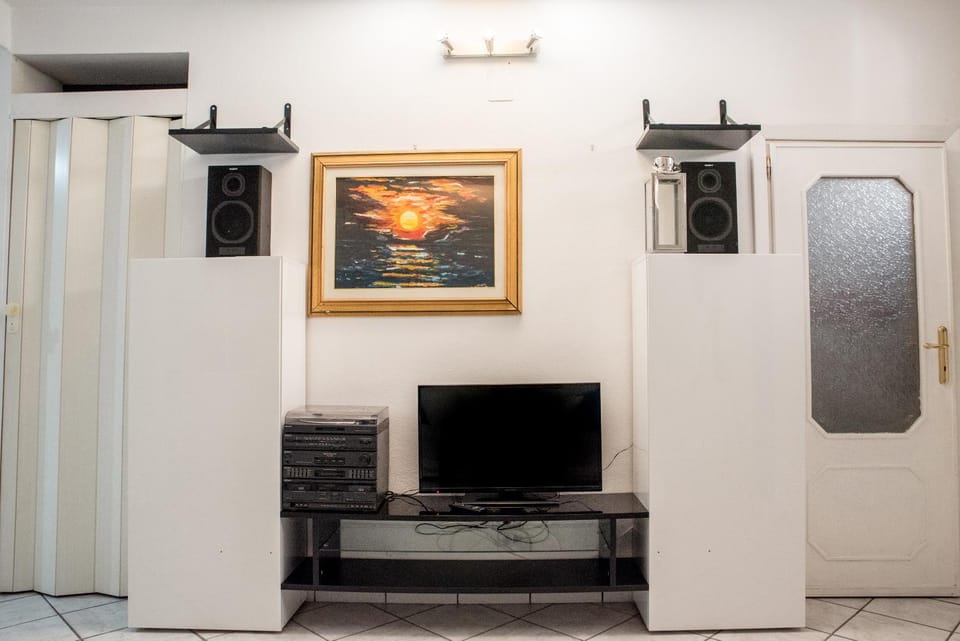 Communal lounge/ TV room, TV and multimedia