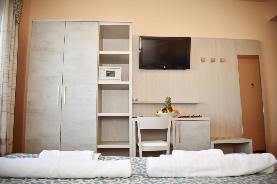 Bed, TV and multimedia, Photo of the whole room, Bedroom, wardrobe