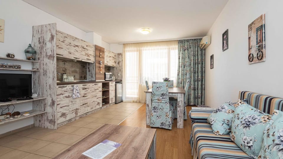 TV and multimedia, Kitchen or kitchenette, Living room, Seating area, Dining area, air conditioner