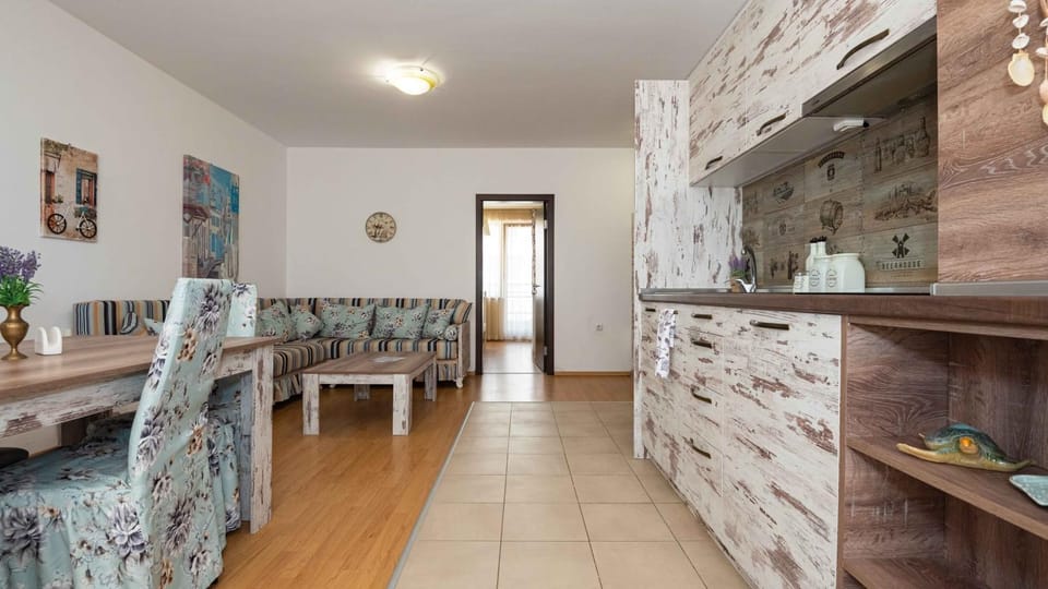 Kitchen or kitchenette, Living room, Seating area
