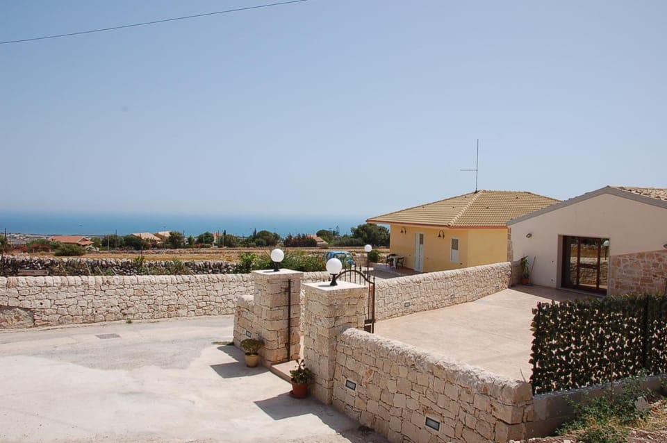 Nearby landmark, BBQ facilities, Balcony/Terrace, Other, Street view