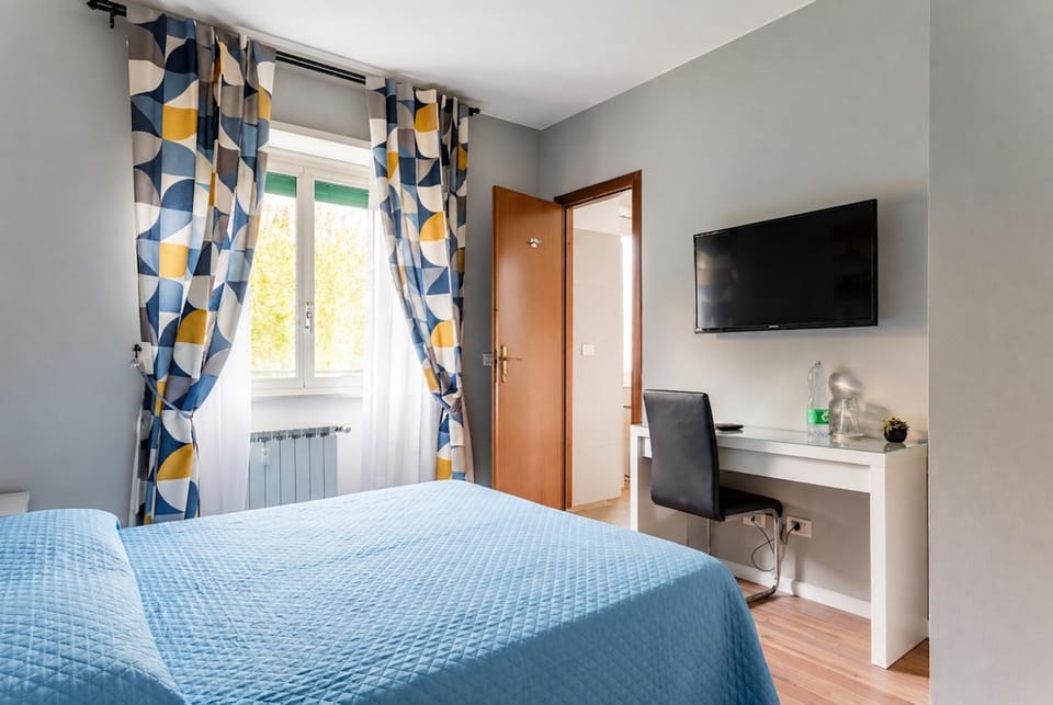 Bed, TV and multimedia, Photo of the whole room, Bedroom