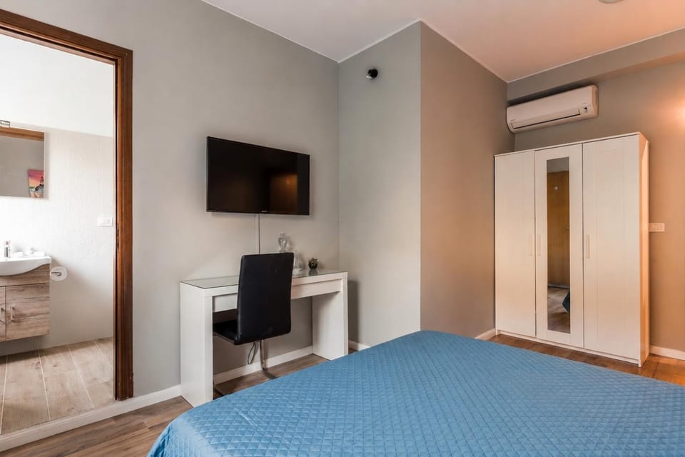 Bed, TV and multimedia, Photo of the whole room, Bedroom, wardrobe, air conditioner