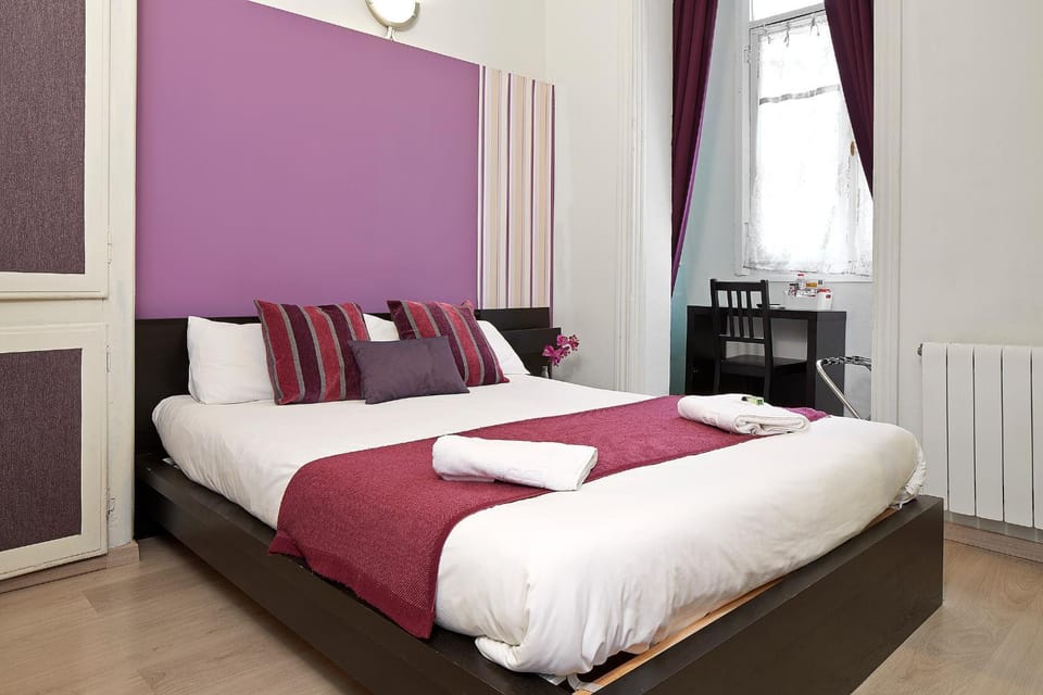 Bed, Day, Photo of the whole room
