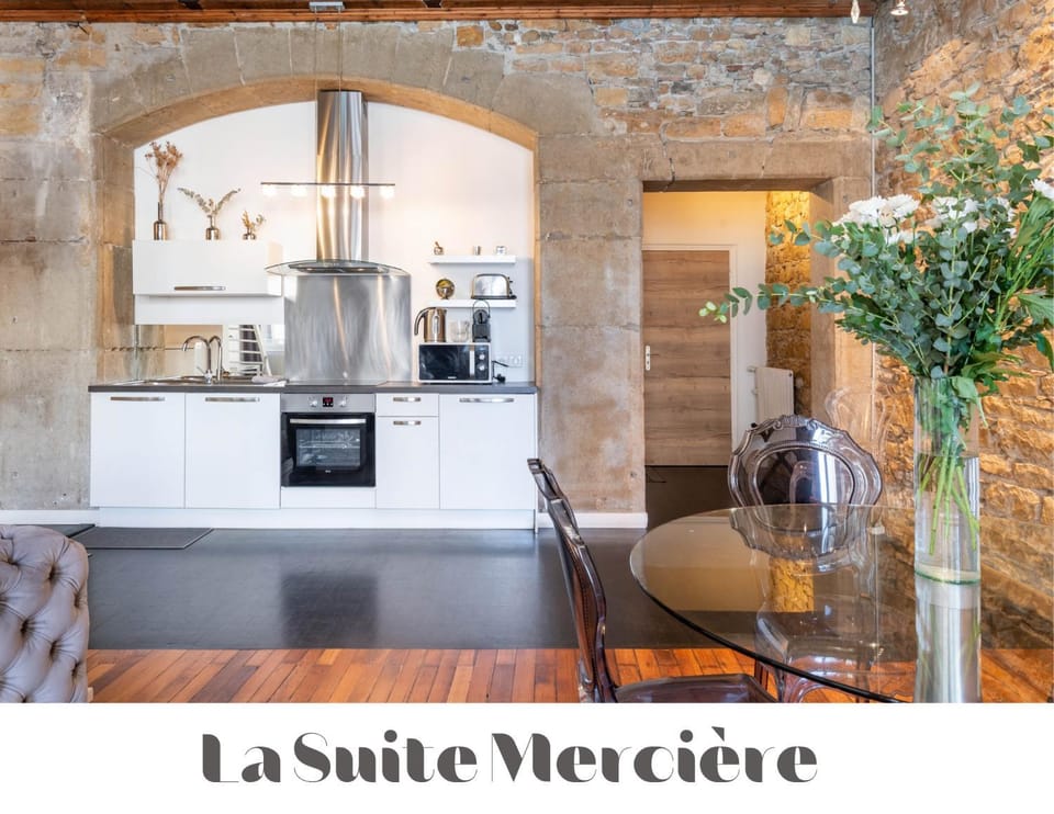 Kitchen or kitchenette, Text overlay, pet friendly, stove