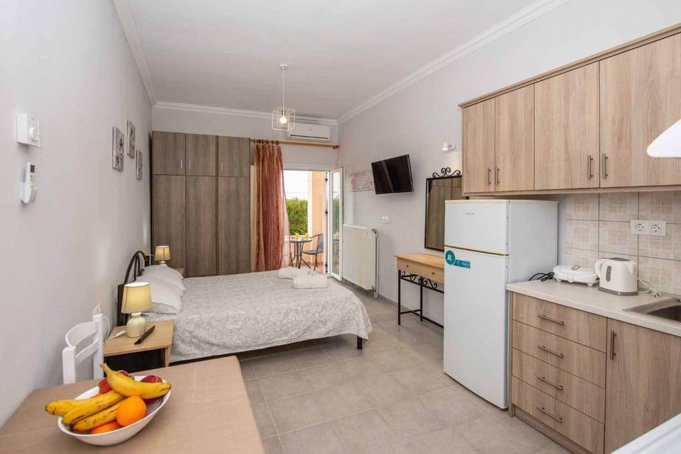 Bed, TV and multimedia, Kitchen or kitchenette, Photo of the whole room, Dining area, wardrobe