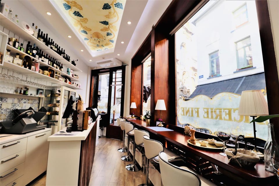 Restaurant/places to eat, Lounge or bar