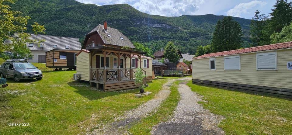 Property building, Day, Natural landscape, Mountain view, Street view, Parking