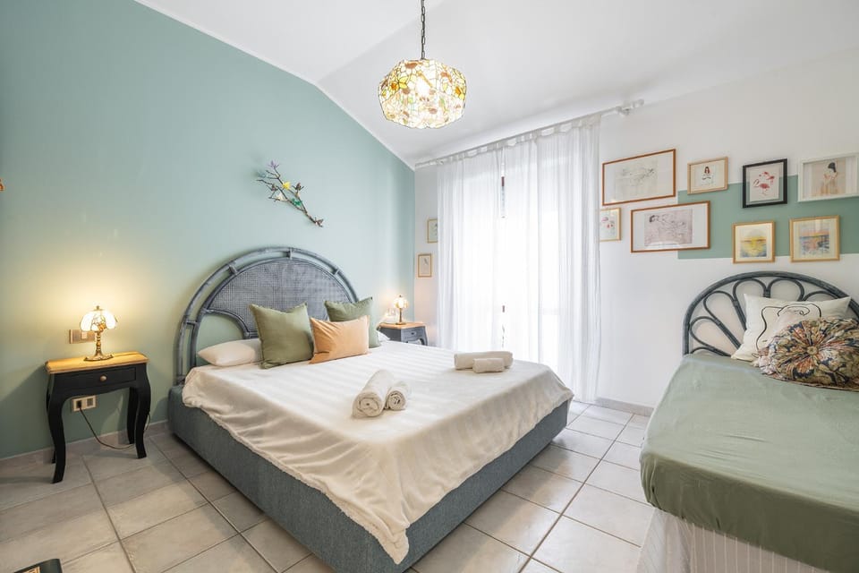 Bed, Decorative detail, Bedroom, towels