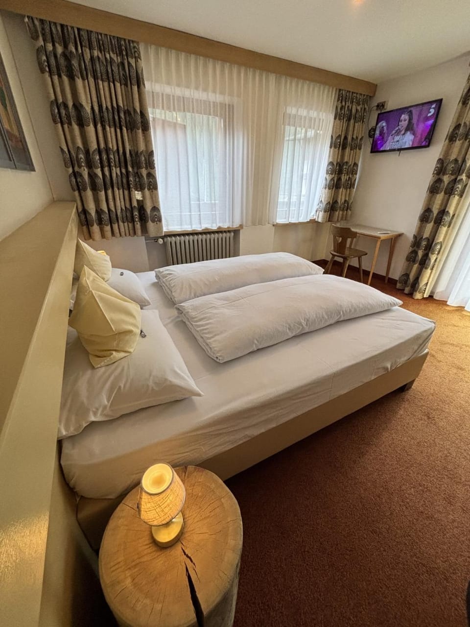 Bed, TV and multimedia, Photo of the whole room, Bedroom