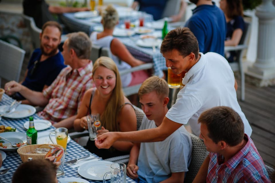 Restaurant/places to eat, group of guests