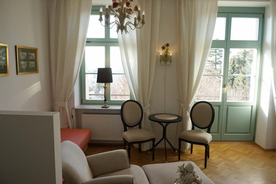 Day, Photo of the whole room, Decorative detail, Decorative detail