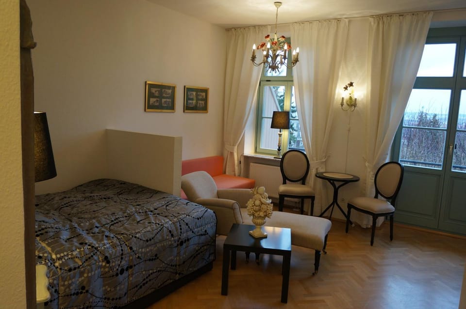 Photo of the whole room, Decorative detail, Decorative detail