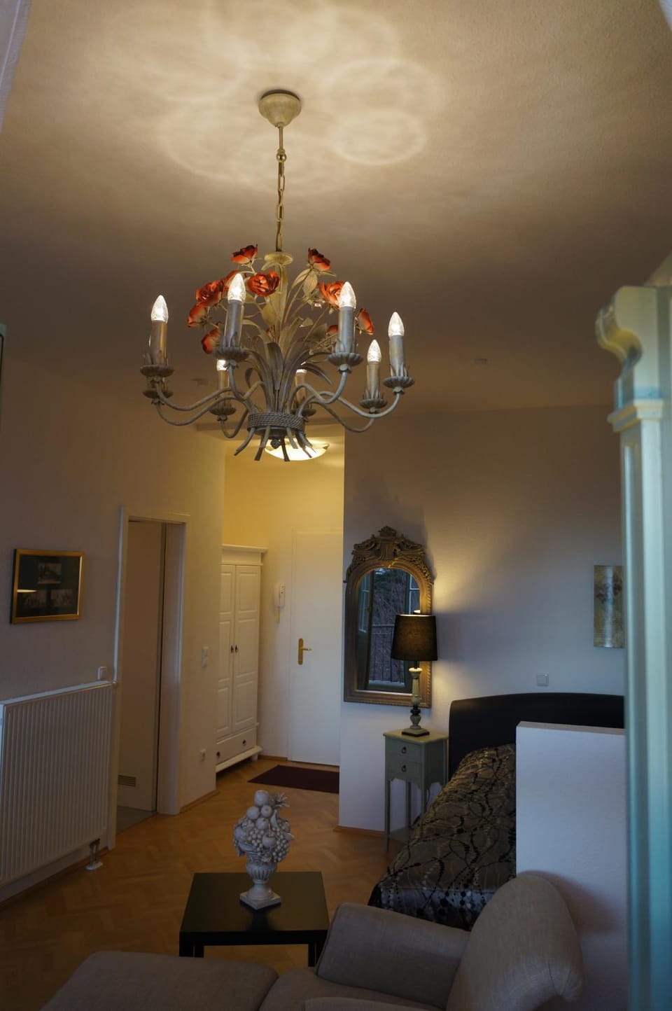 Photo of the whole room, Decorative detail