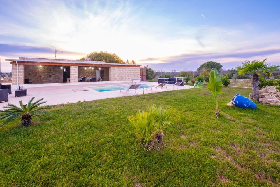 Property building, Day, Garden view, Swimming pool, sunbed