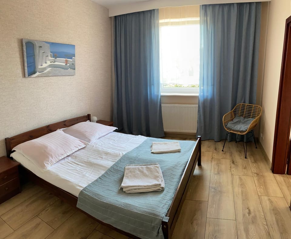 Bed, Bedroom, towels