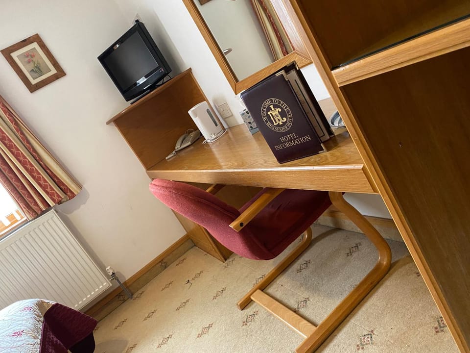 Bed, TV and multimedia, Bedroom