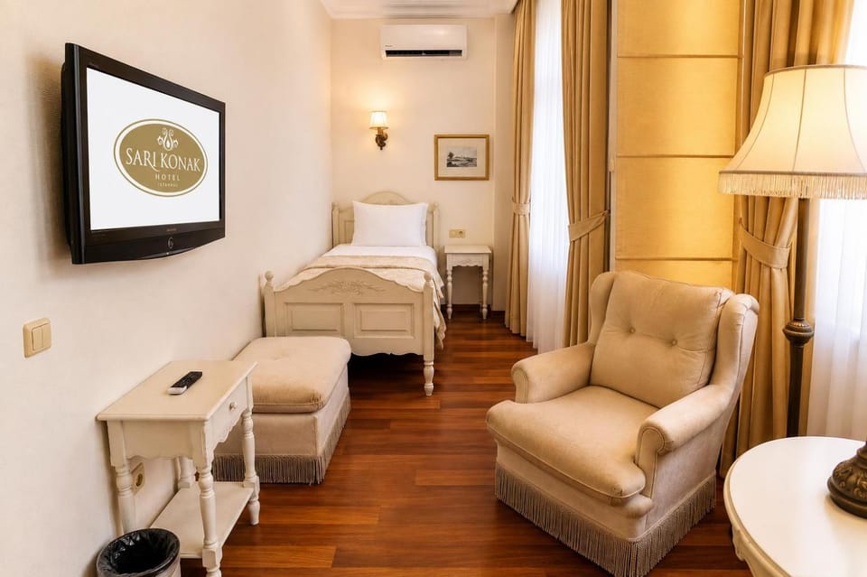Bed, TV and multimedia, Photo of the whole room, Seating area, Bedroom, air conditioner
